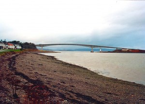 De brug bij Kyle of Lochalsh naar Skye werd na jaren zeuren aangelegd. De Britten gaven een Duits consortium opdracht tot de bouw. De Schotten noemen de tolbrug dan ook "Hitlers revenge" en voeren met regelmaat actie tegen de tol.