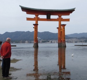 Grem aan het overdenken bij de torii van Miyajima